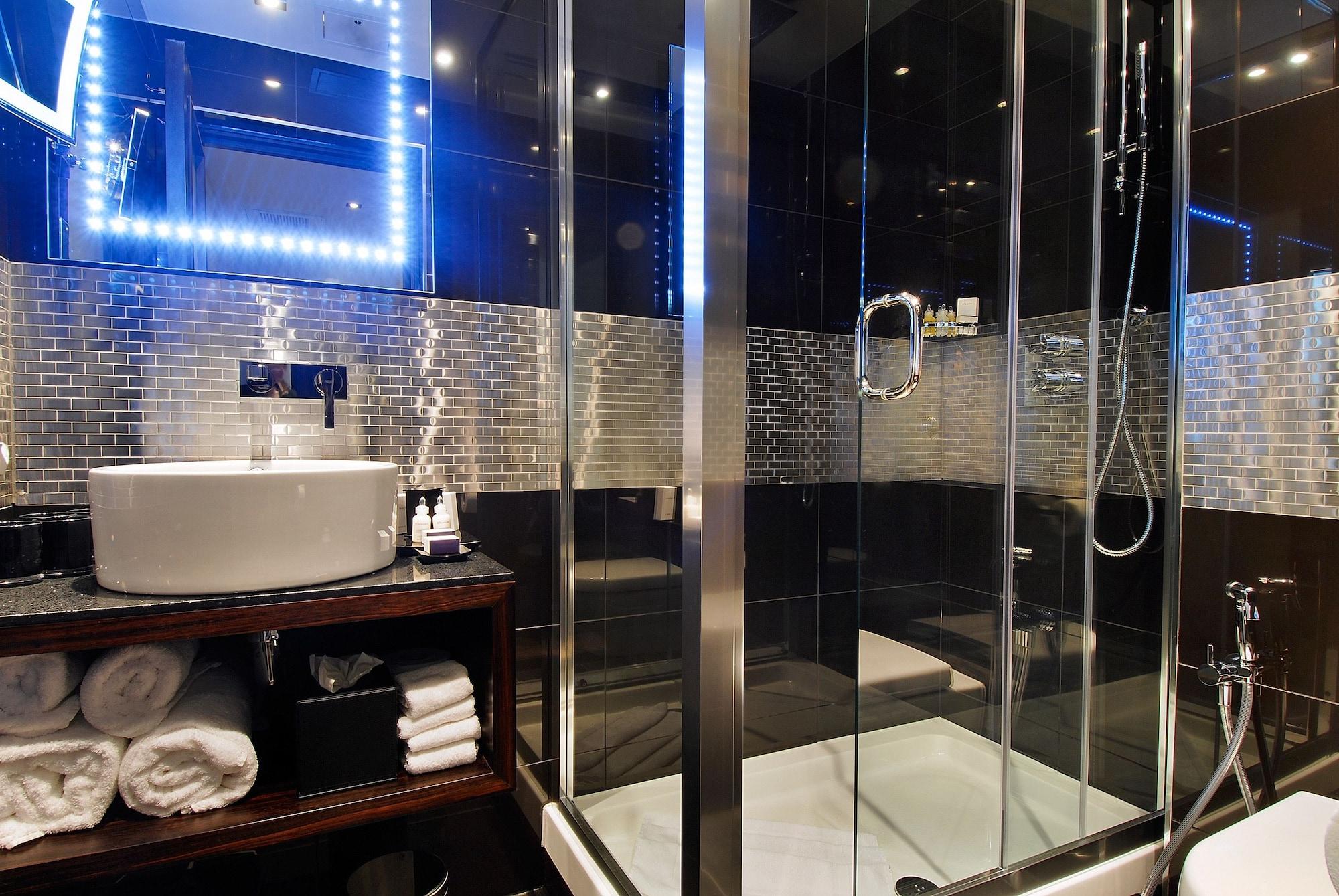 Park Grand Mayfair Londres Extérieur photo A shower cubicle