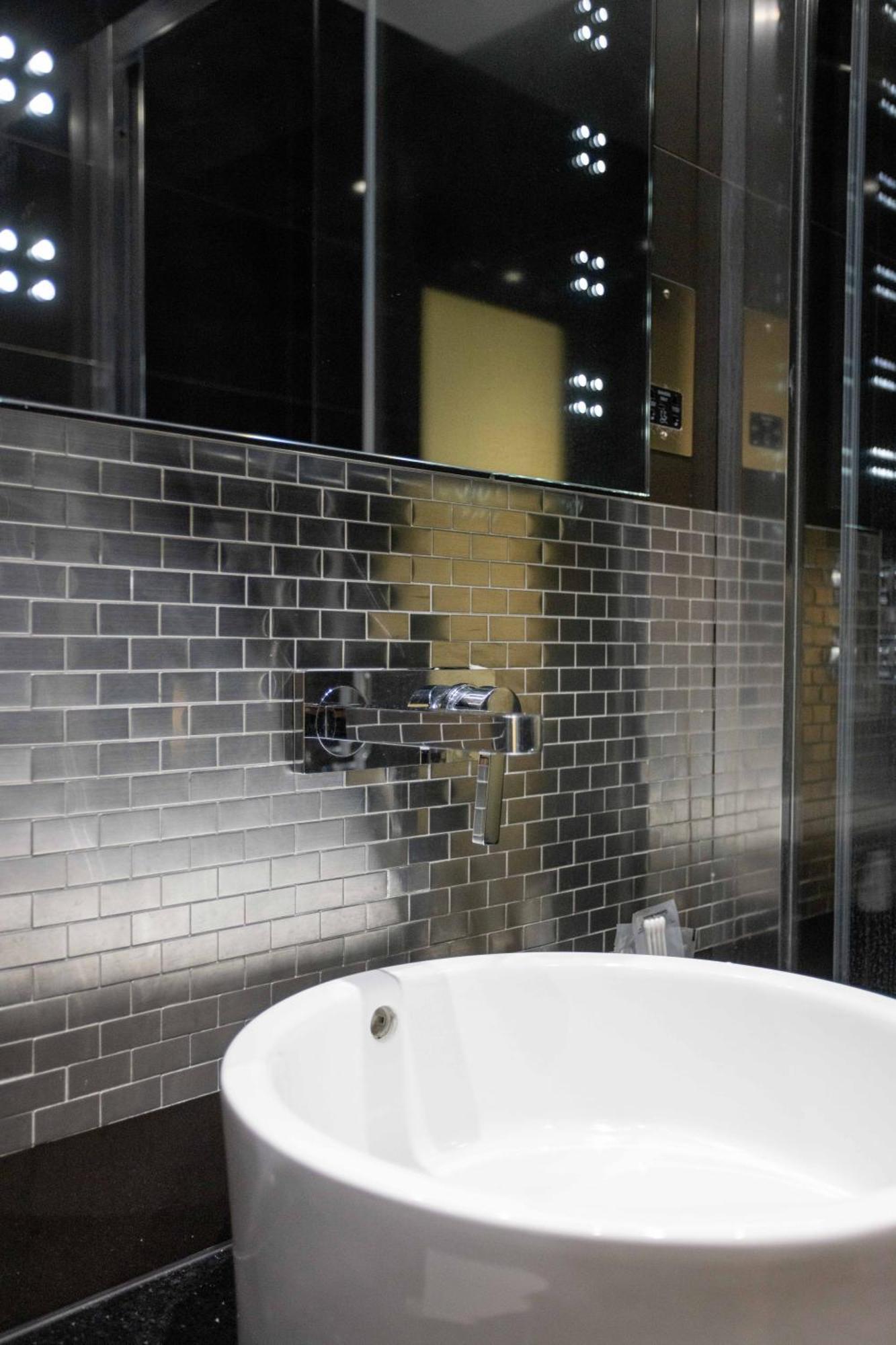 Park Grand Mayfair Londres Extérieur photo Subway tiles in a shower