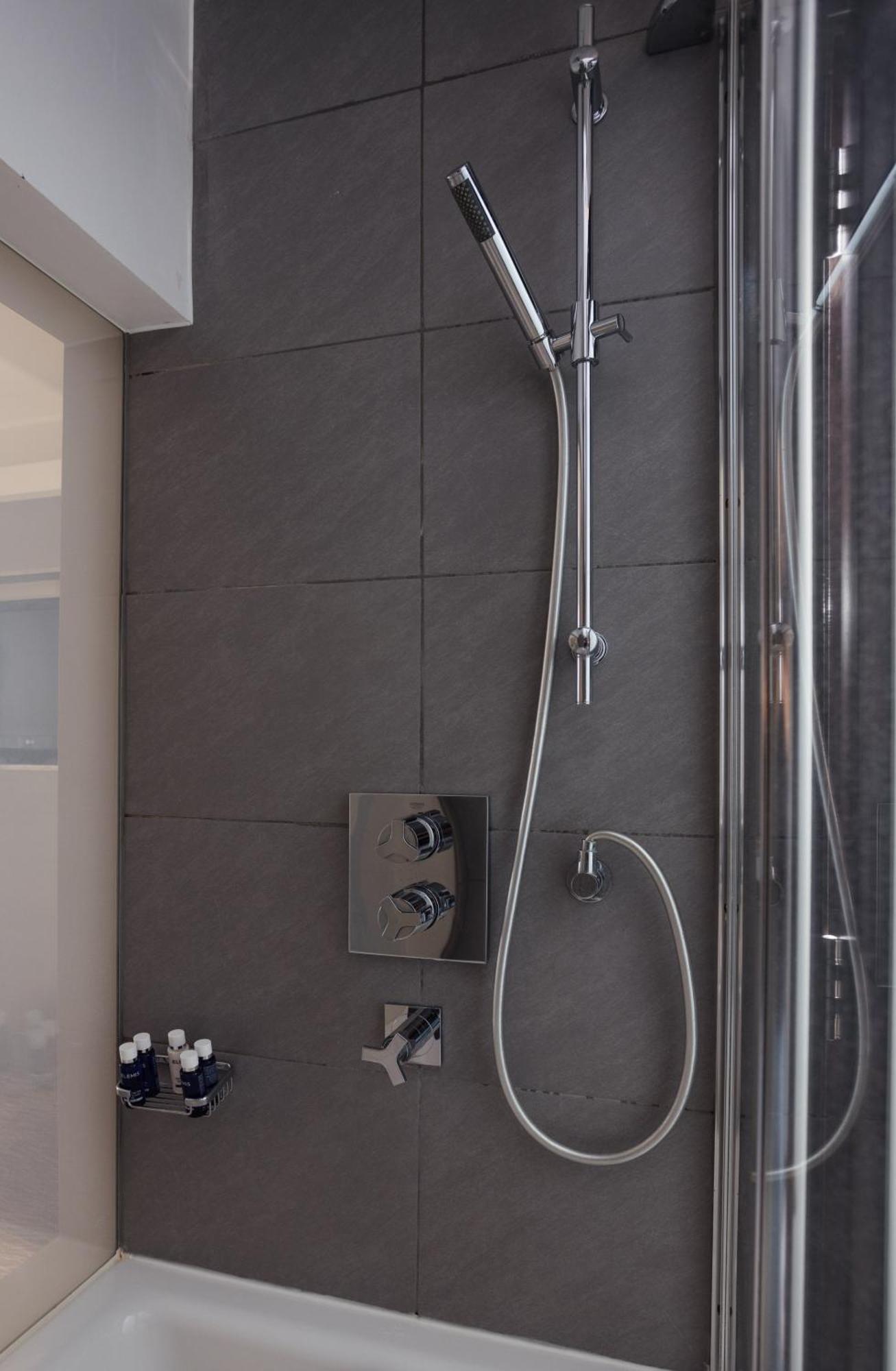 Park Grand Mayfair Londres Extérieur photo A shower valve