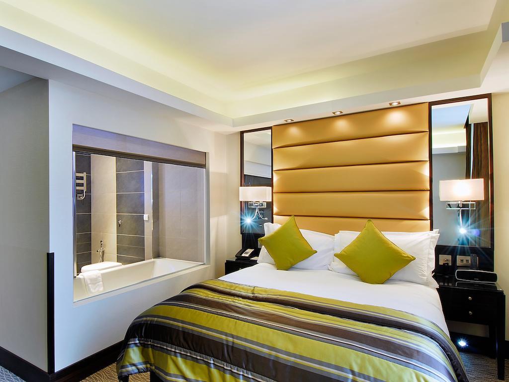 Park Grand Mayfair Londres Extérieur photo A bedroom at the Hilton London West End