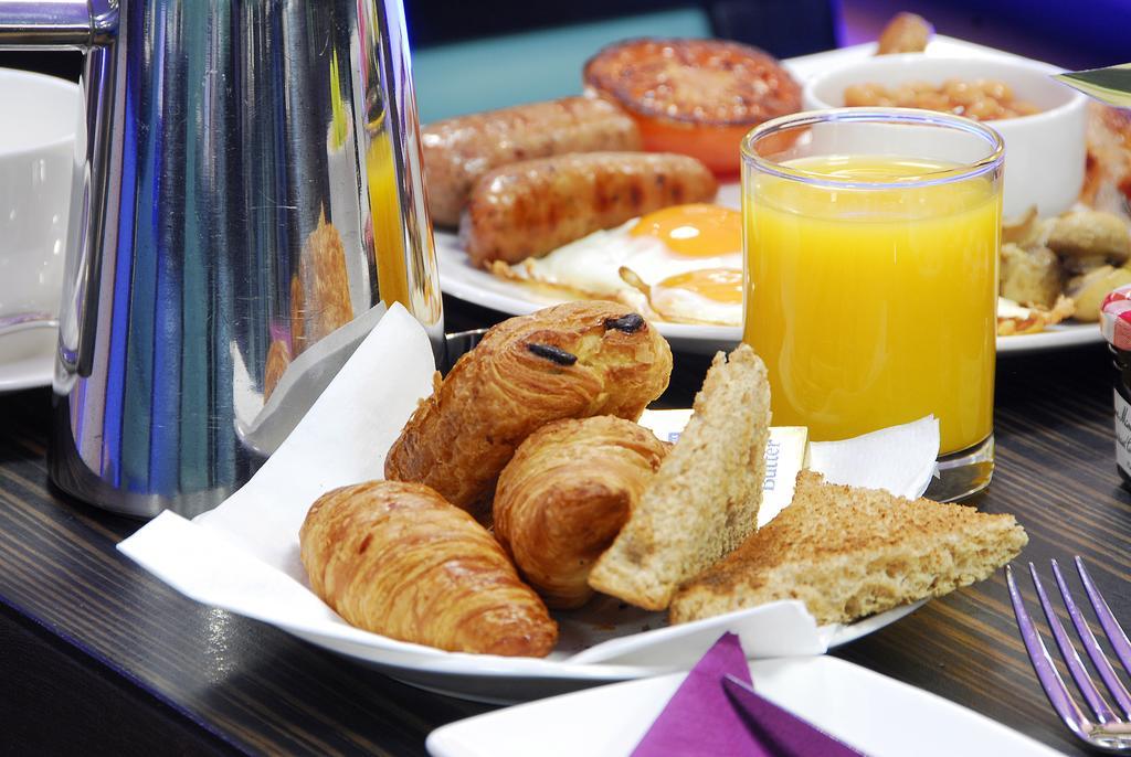 Park Grand Mayfair Londres Extérieur photo A continental breakfast