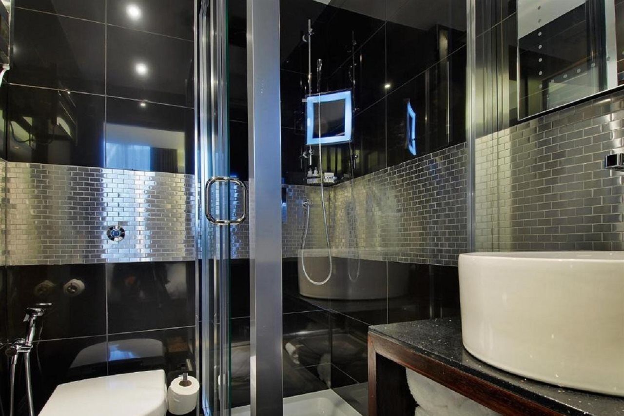 Park Grand Mayfair Londres Extérieur photo A shower enclosure